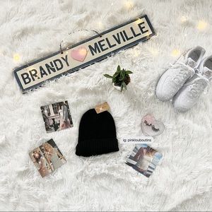 brandy melville
BLACK KNIT BEANIE